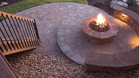 Uteområde med steinbenk og bålplass