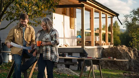 To personer som diskuterer hageplan