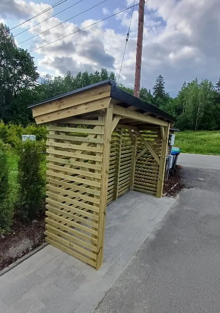 Nyoppført søppelkasseskur