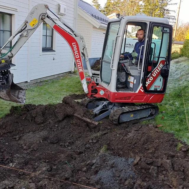 Hagearbeid med liten gravemaskin